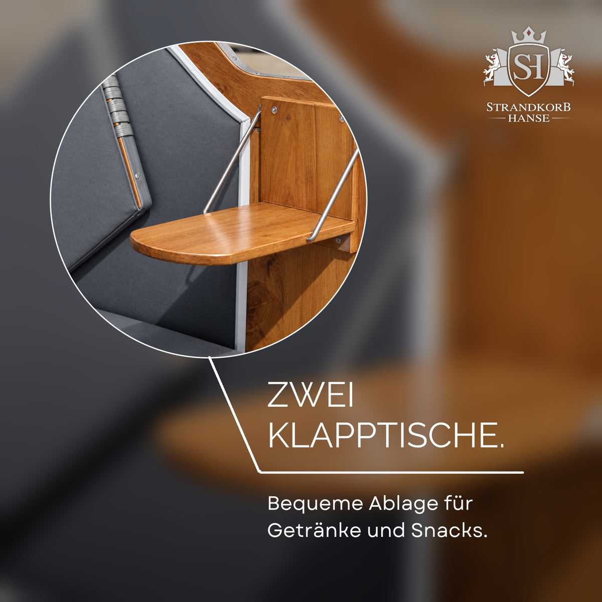 Ostsee Klassik: zwei Klapptische als Ablage für Getränke und Snacks